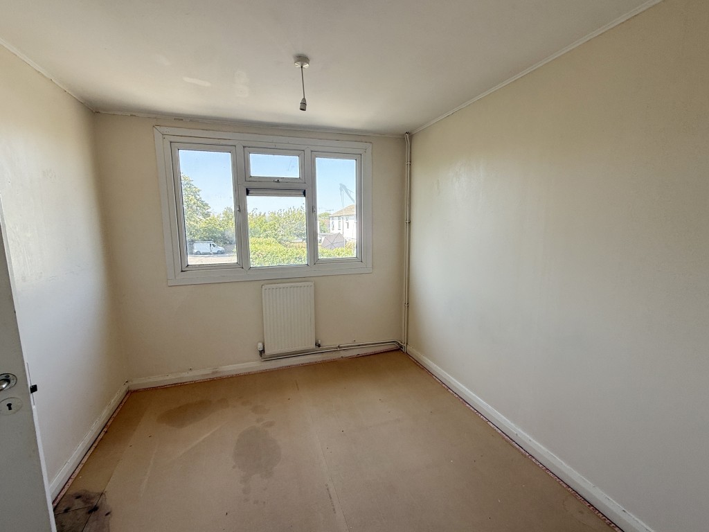 Lot: 15 - HOUSE IN NEED OF IMPROVEMENT - Bedroom 2 in House in Need of Improvement